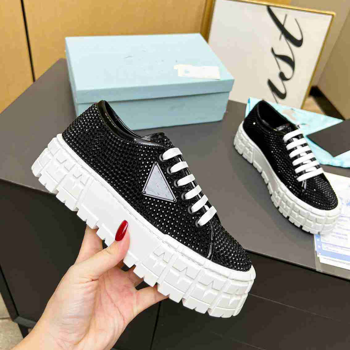 Designer Skate Shoes Outdoor Sports Casual Shoe Prad runner Sneakers trainer Fashion Skateboard Women P072
Designer Skate Shoes Outdoor Sports Casual Shoe Prad runner Sneakers trainer Fashion Skateboard Women P072