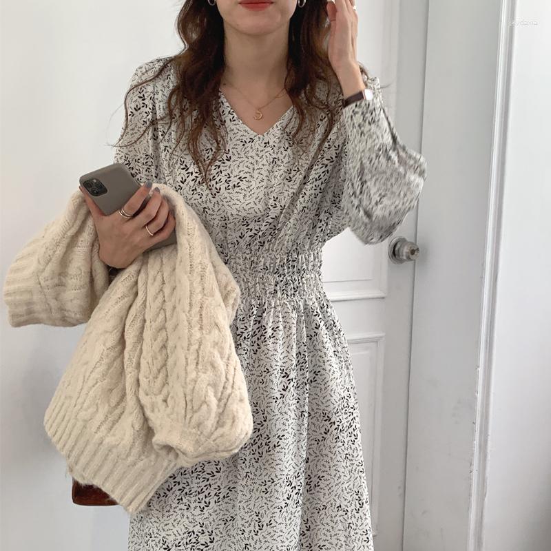 Casual Dresses Women Autumn V Neck Long Chiffon Floral Dress Full Sleeve Elastic High Waist A-line Midi Female, White
Casual Dresses Women Autumn V Neck Long Chiffon Floral Dress Full Sleeve Elastic High Waist A-line Midi Female, White