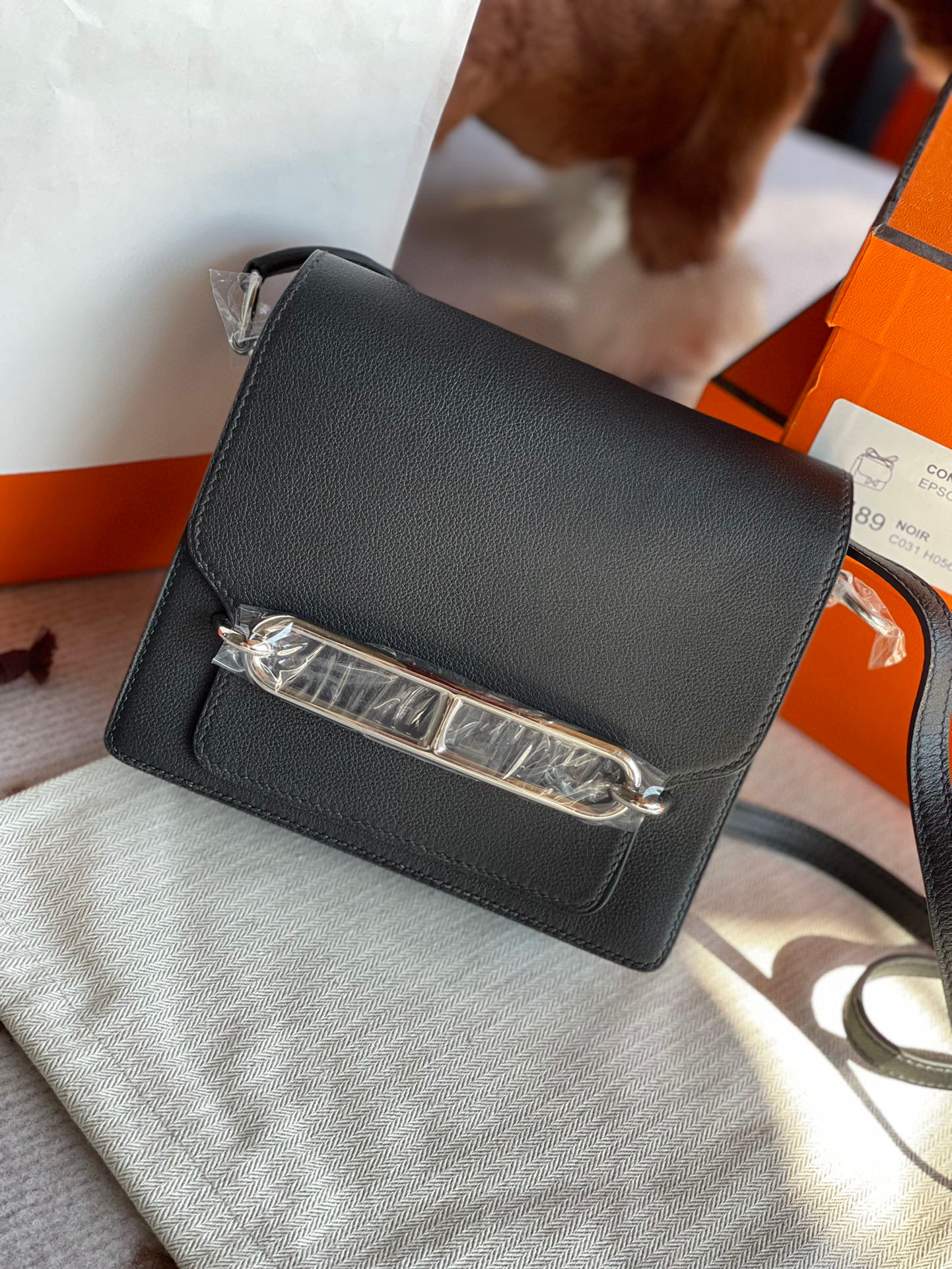 Classic women's one shoulder crossbody bag, original imported pig nose Roulis19 black Evercolor leather silver buckle
Classic women's one shoulder crossbody bag, original imported pig nose Roulis19 black Evercolor leather silver buckle