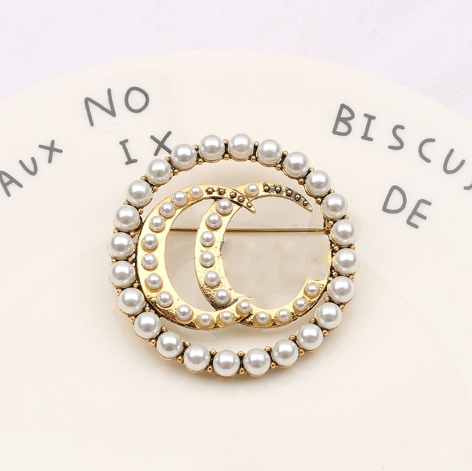 Famous Brand Designer Fashion Letter Pins Brooches Women Rhinestone Pearl Brooch Suit Pin Fashion Jewelry Accessories
Famous Brand Designer Fashion Letter Pins Brooches Women Rhinestone Pearl Brooch Suit Pin Fashion Jewelry Accessories