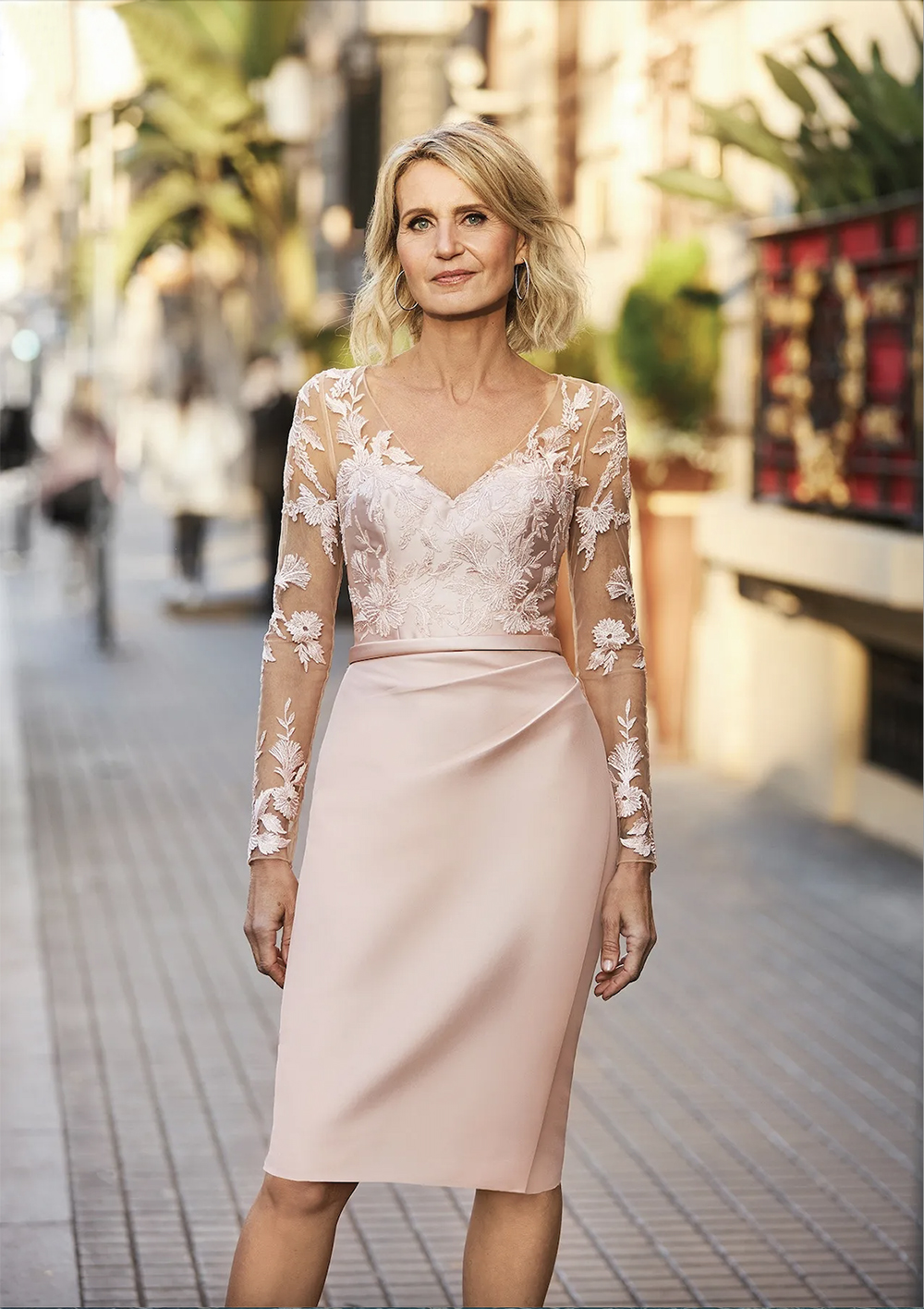Elegant Pink Satin Mother Of The Bride Dresses For Women Illusion Long Sleeves V Neck Short Prom Party Gowns Knee Length Appliqued Lace Sheath Mother&