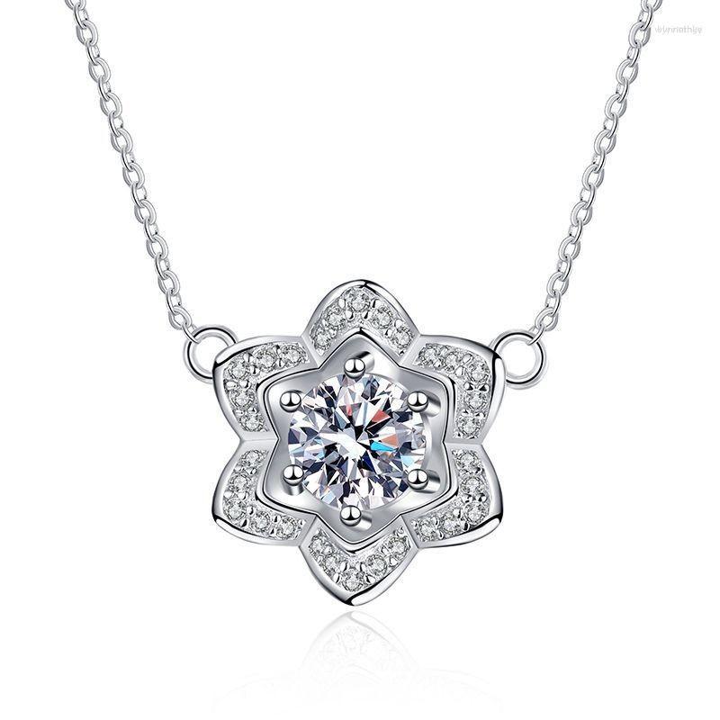 Chains ZFSILVER Fashion Classic S925 Silver 1ct Moissanite Camellia Flower Necklaces For Women Accessories Charms Wedding Party Jewelry
Chains ZFSILVER Fashion Classic S925 Silver 1ct Moissanite Camellia Flower Necklaces For Women Accessories Charms Wedding Party Jewelry