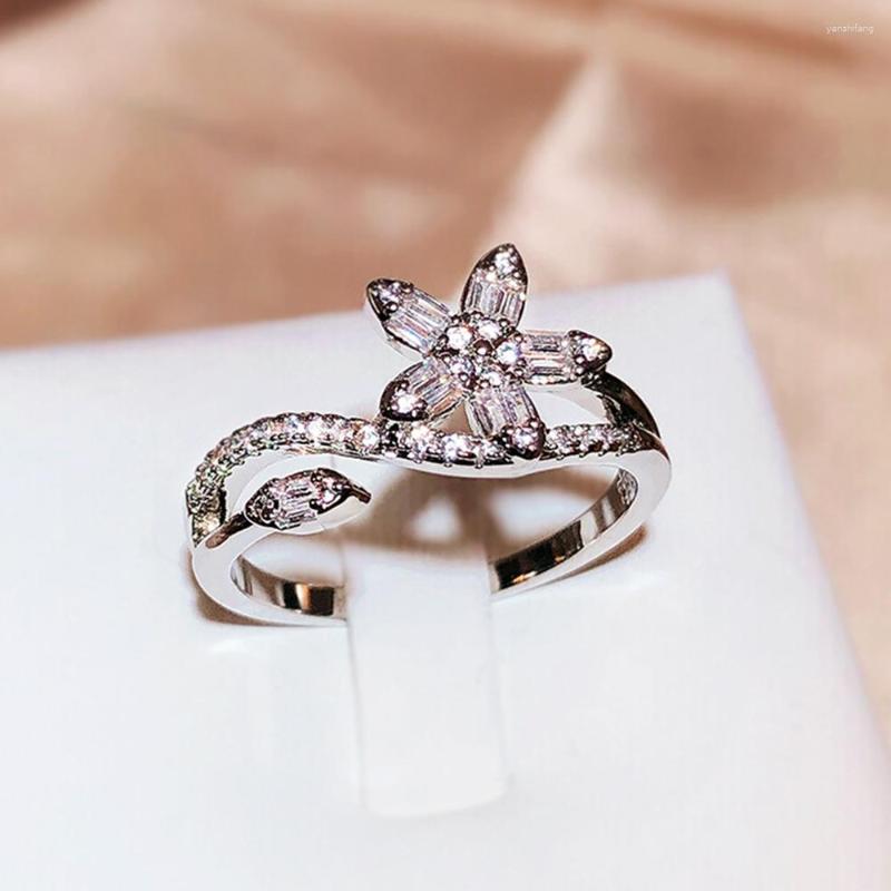 Cluster Rings WPB Advanced Women Shiny Flower Ring Curve Female Luxury Jewelry Bright Zircon Design Girl Gift Party
Cluster Rings WPB Advanced Women Shiny Flower Ring Curve Female Luxury Jewelry Bright Zircon Design Girl Gift Party