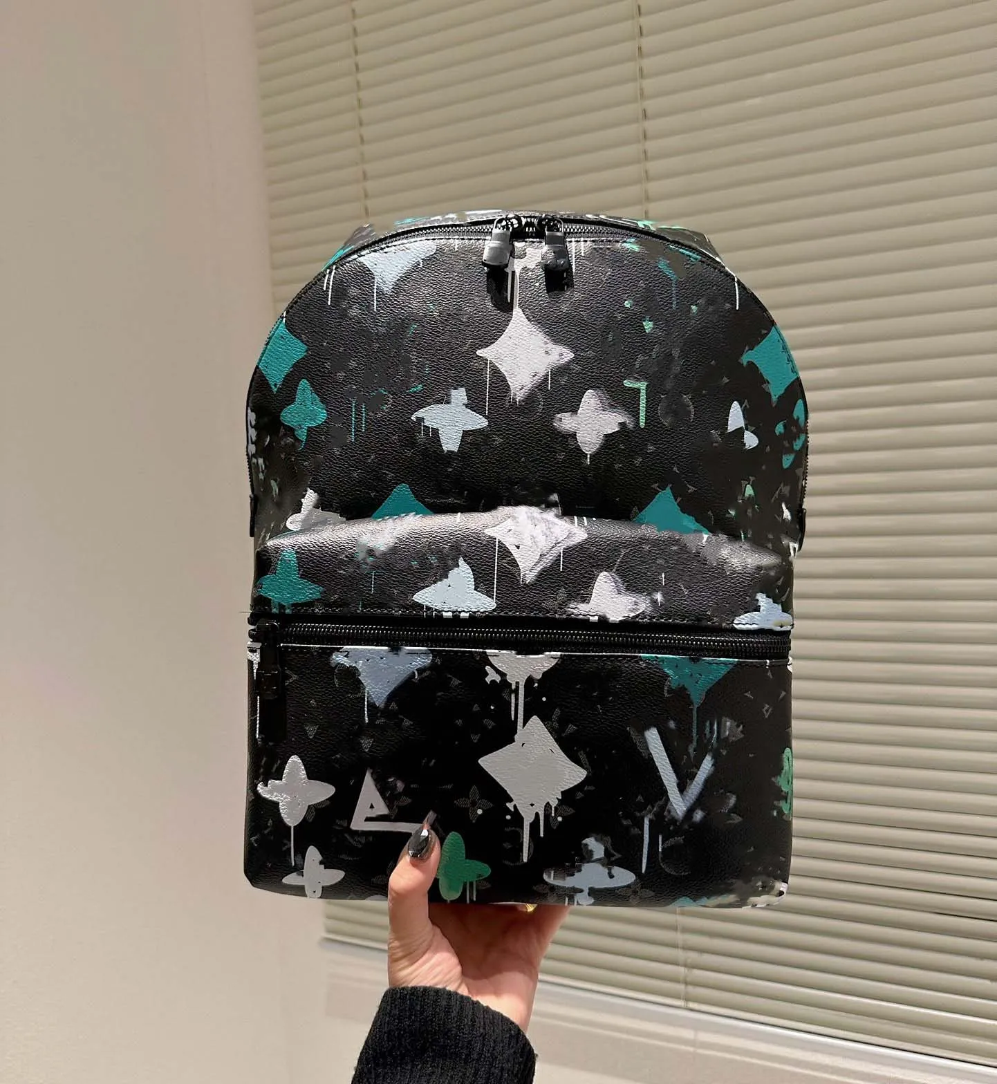 DISCOVERY PM BACKPACK ROOM WITH A VIEW Series Mens Luxurys Cloud Graffiti Backpacks Monograms Eclipse 23SS Cruise Spring Shows Mens Designer Bag, Extra shipping
DISCOVERY PM BACKPACK ROOM WITH A VIEW Series Mens Luxurys Cloud Graffiti Backpacks Monograms Eclipse 23SS Cruise Spring Shows Mens Designer Bag, Extra shipping