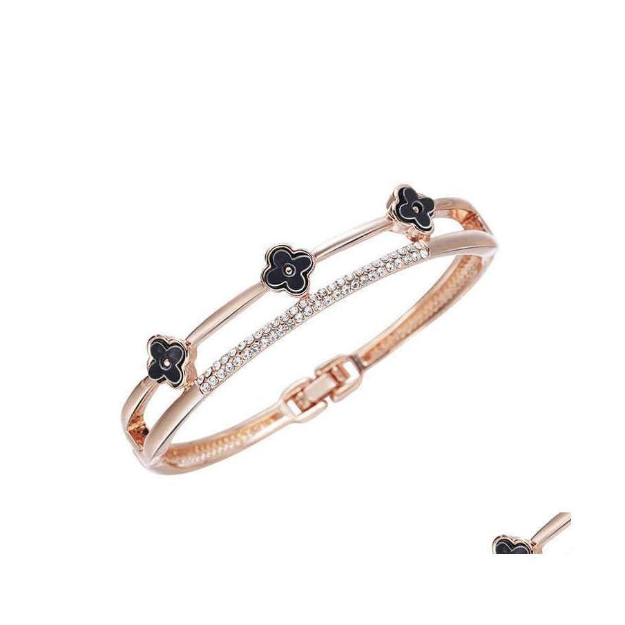 Charm Bracelets Womens Bracelet Clover Diamond Inlaid Doublelayer Hand Fashion Versatile Jewelry Drop Delivery Otshe Dhbzp
Charm Bracelets Womens Bracelet Clover Diamond Inlaid Doublelayer Hand Fashion Versatile Jewelry Drop Delivery Otshe Dhbzp