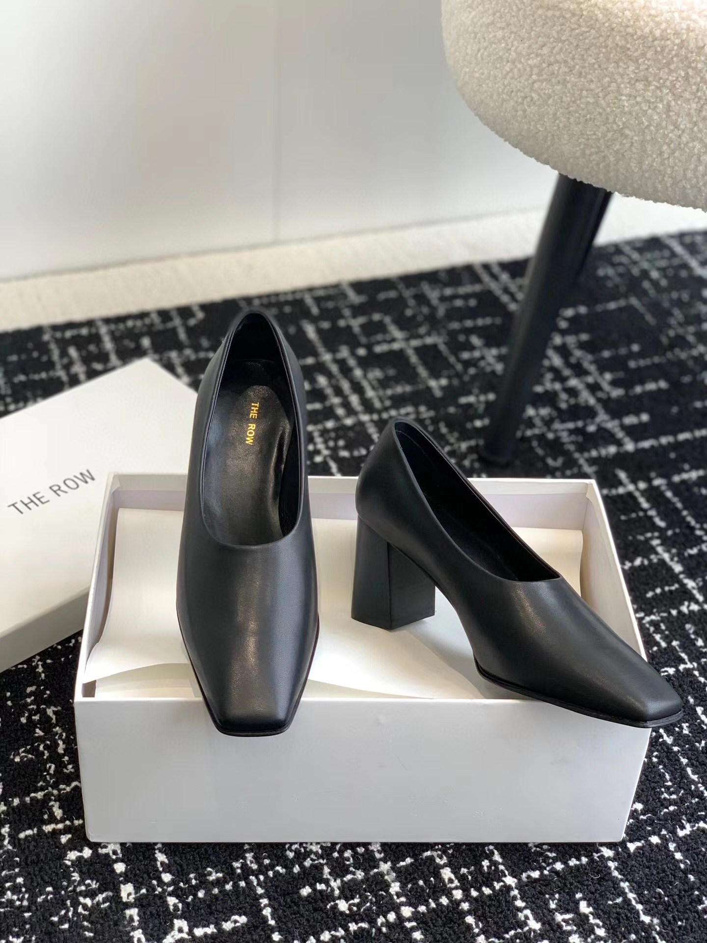 Designer Leather loafer pumps The Row Women Luxury Thick heeled Kitten Sandals Fashion high-quality Kitten leather pumps Size 35-40, Color9
Designer Leather loafer pumps The Row Women Luxury Thick heeled Kitten Sandals Fashion high-quality Kitten leather pumps Size 35-40, Color9