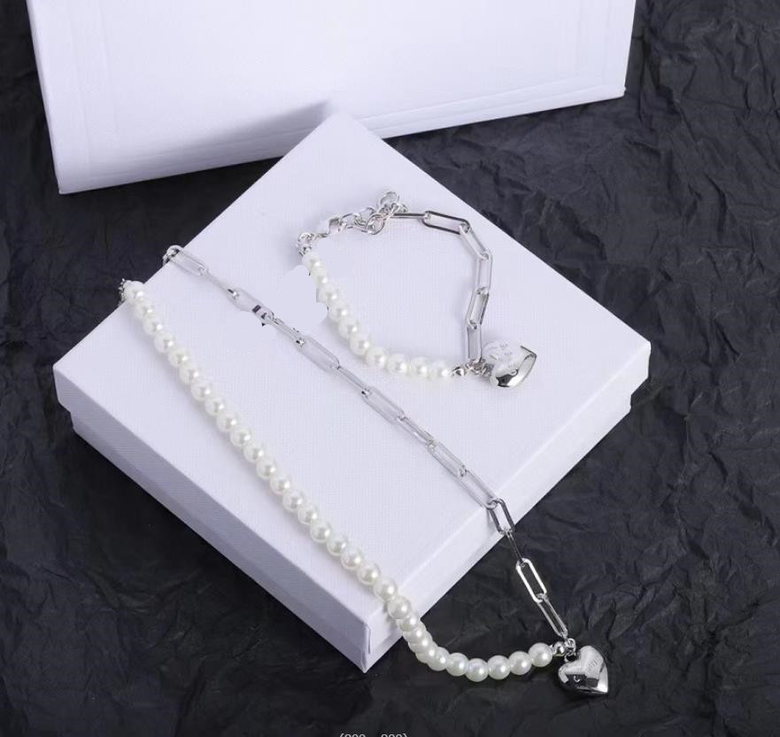 Pendant Necklaces European and American high-quality popular jewelry, love pendant, pearl necklace, 2023 new high-end and versatile collarbone chain
Pendant Necklaces European and American high-quality popular jewelry, love pendant, pearl necklace, 2023 new high-end and versatile collarbone chain