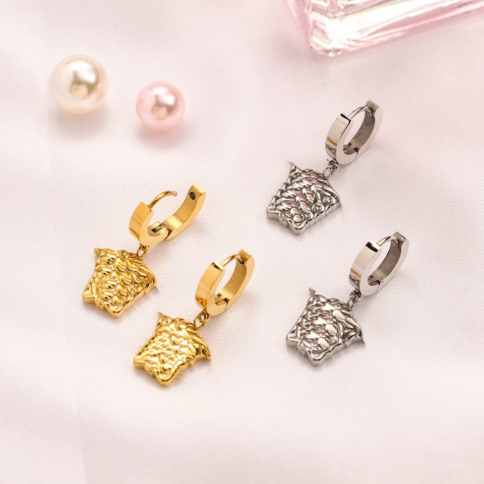 New 18K Gold Plated Earrings Stainless Steel Silver Plated Stud Earrings No Fade Classic Correct Logo High Quality Designer Jewelry Charm Luxury Travel Earrings
New 18K Gold Plated Earrings Stainless Steel Silver Plated Stud Earrings No Fade Classic Correct Logo High Quality Designer Jewelry Charm Luxury Travel Earrings