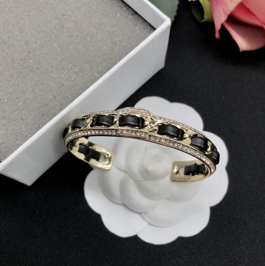 luxury Fashion Women Stainless steel Bangle Pearl Designer Crystal Double Letter Open Elegance Lady Jewelry Bracelet
luxury Fashion Women Stainless steel Bangle Pearl Designer Crystal Double Letter Open Elegance Lady Jewelry Bracelet