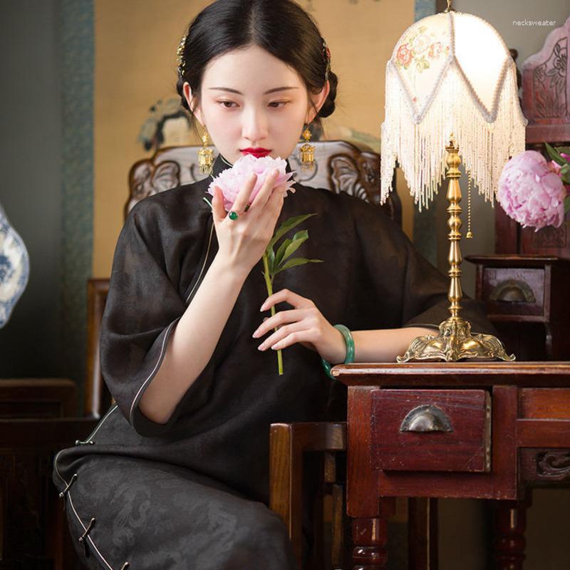 Ethnic Clothing Long Qipao Women Chinese Collar Vintage Simple Chic Style Traditional Dress Female 2023 Fashion Elegant Cheongsam
Ethnic Clothing Long Qipao Women Chinese Collar Vintage Simple Chic Style Traditional Dress Female 2023 Fashion Elegant Cheongsam