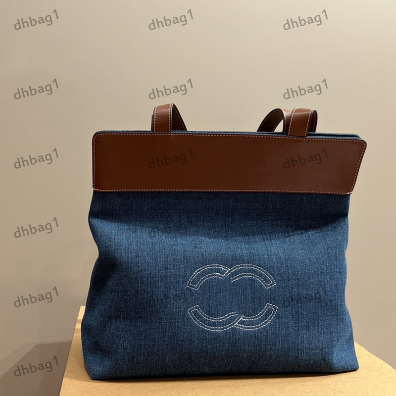 Designer Womens Denim Bag Oversized Shopping Bag Beach Bag Double Print Embroidered Denim Bag Hardware Metal Buckle Belt Belt Shoulder Bag Travel Bags 35x33cm, Blue
Designer Womens Denim Bag Oversized Shopping Bag Beach Bag Double Print Embroidered Denim Bag Hardware Metal Buckle Belt Belt Shoulder Bag Travel Bags 35x33cm, Blue