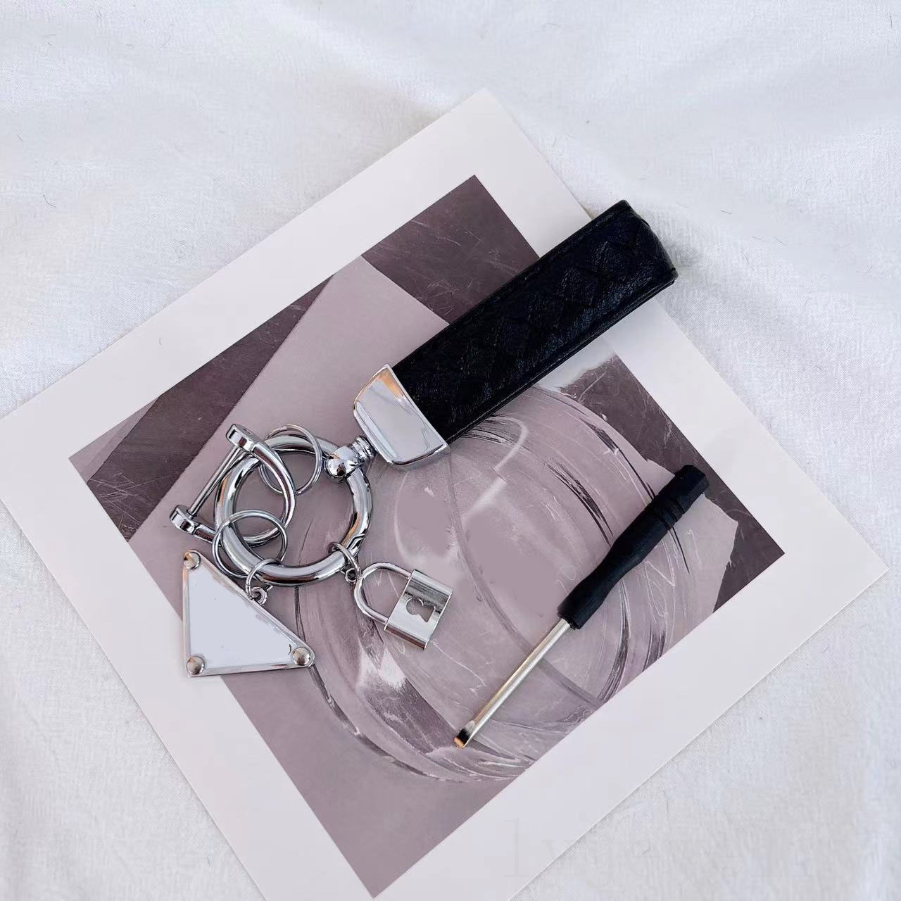 Designer key ring exquisite luxury keychain couple style handmade leather car bag charms men women necktie grace keychains triangle enamel PJ056 C23
Designer key ring exquisite luxury keychain couple style handmade leather car bag charms men women necktie grace keychains triangle enamel PJ056 C23