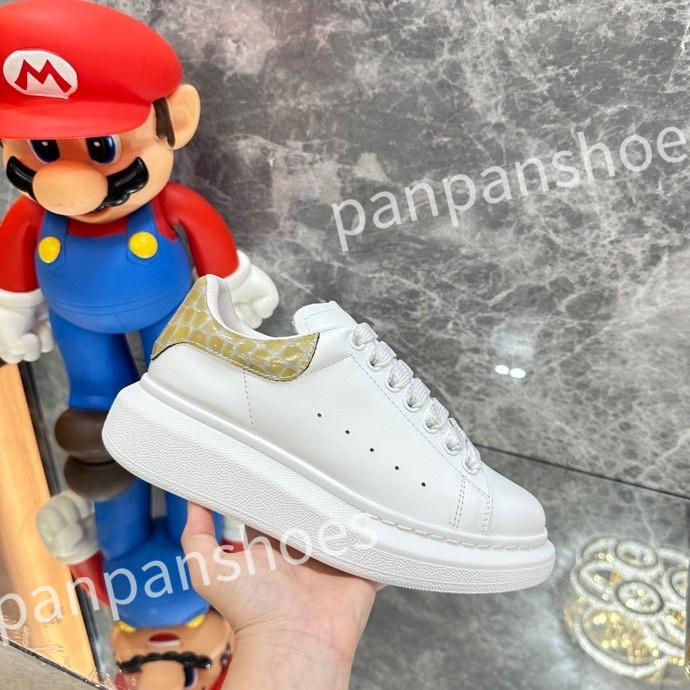 New Hot Luxury Designer Sneakers Casual shoe Leather Lace Up Men Fashion Platform White Black mens womens Espadrilles Sports Trainer, 05
New Hot Luxury Designer Sneakers Casual shoe Leather Lace Up Men Fashion Platform White Black mens womens Espadrilles Sports Trainer, 05
