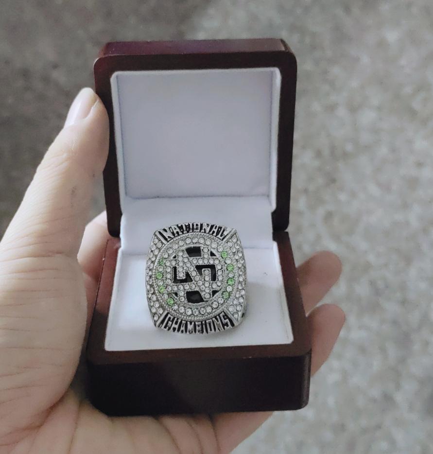 2016 North Carolina Tar Heels Lacrosse National Championship Ring With Wooden Box Fan Gift whole 2020 Drop 7749340
2016 North Carolina Tar Heels Lacrosse National Championship Ring With Wooden Box Fan Gift whole 2020 Drop 7749340