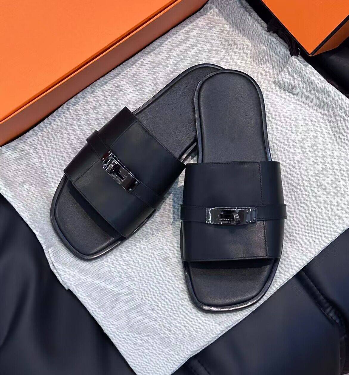 Everyday Waer Gabriel Sandals Shoes Calfskin Leather Men Palladium-plated Kelly Buckle Slippers Slip On Beach Slide Flats Boy's Flip Flops Sandalias EU38-46
Everyday Waer Gabriel Sandals Shoes Calfskin Leather Men Palladium-plated Kelly Buckle Slippers Slip On Beach Slide Flats Boy's Flip Flops Sandalias EU38-46