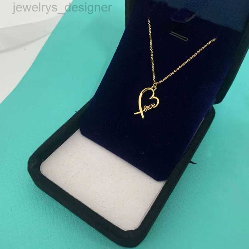 Necklace Designer Necklace Luxury Item Solid Heart Design Jewelry Valentine Day Gift Fashion Casual Style Temperament Versatile Choice Gift Box
Necklace Designer Necklace Luxury Item Solid Heart Design Jewelry Valentine Day Gift Fashion Casual Style Temperament Versatile Choice Gift Box