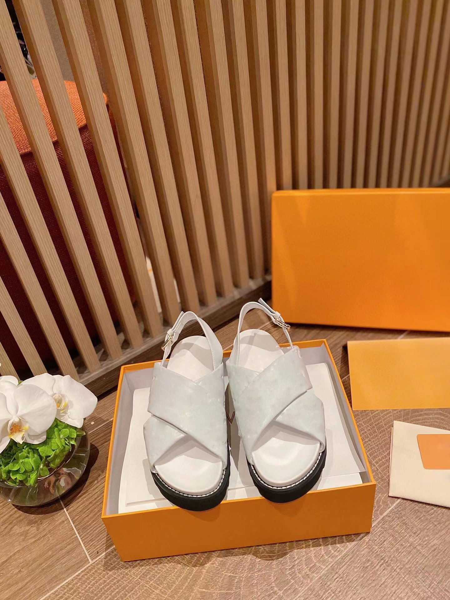 Luxury brand sandals for women fashion Leather new high street shoes casual walking designer sandals Summer Sandal Flat Comfort sandal
Luxury brand sandals for women fashion Leather new high street shoes casual walking designer sandals Summer Sandal Flat Comfort sandal