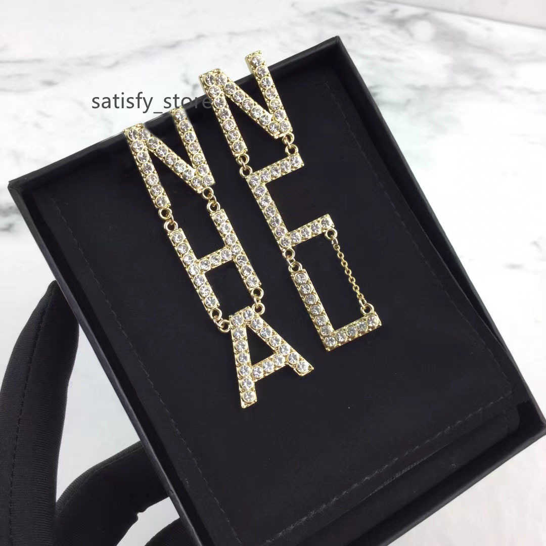 18k gold-plated rhinestone letter dangle perfect luxury earrings. Fashion brand designer earrings for women aretes.wedding party high end designer jewelry
18k gold-plated rhinestone letter dangle perfect luxury earrings. Fashion brand designer earrings for women aretes.wedding party high end designer jewelry