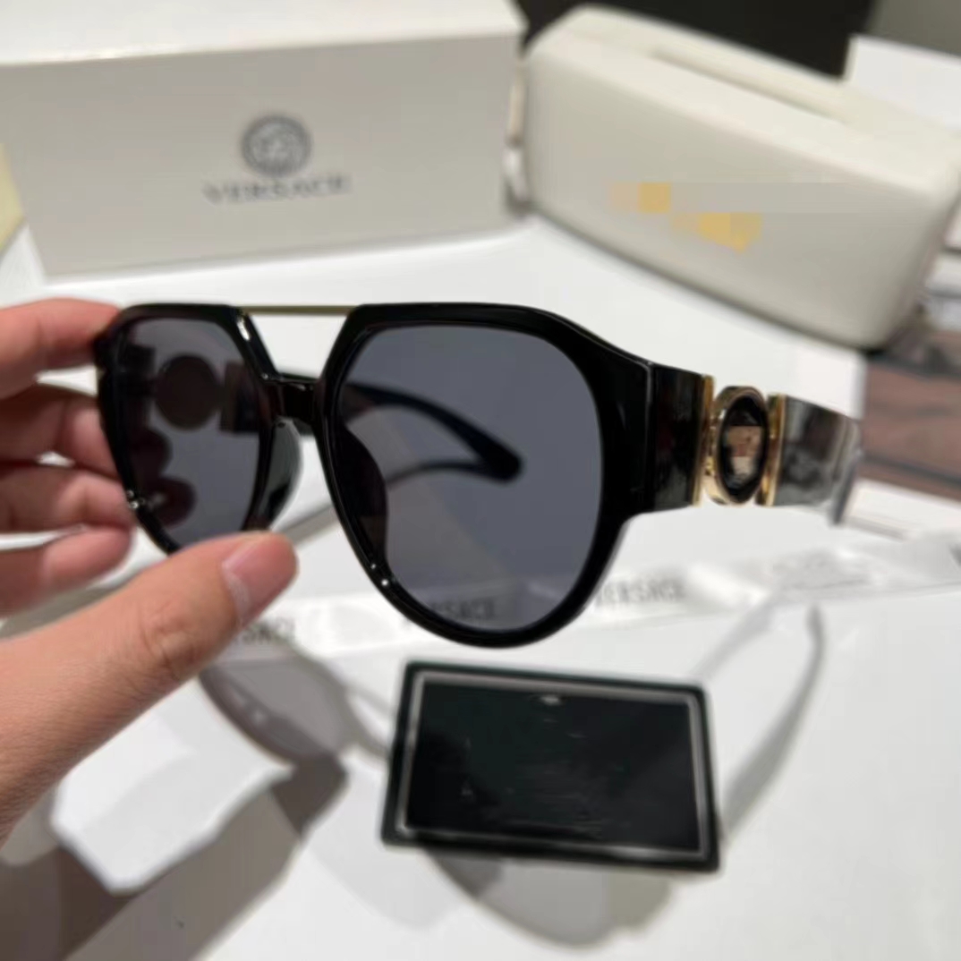 European and American designer sunglasses, big brand sunglasses, personalized one-piece sunglasses, male and female rivet watermark glasses
European and American designer sunglasses, big brand sunglasses, personalized one-piece sunglasses, male and female rivet watermark glasses