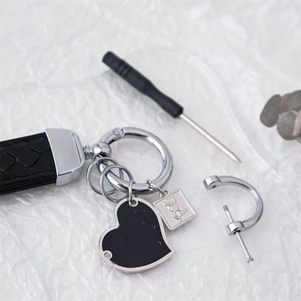 Designer keyring for women black keychain wallet men metal heart triangle bag charms unisex fashion accessories luxury key chain necktie PJ056 C23
Designer keyring for women black keychain wallet men metal heart triangle bag charms unisex fashion accessories luxury key chain necktie PJ056 C23