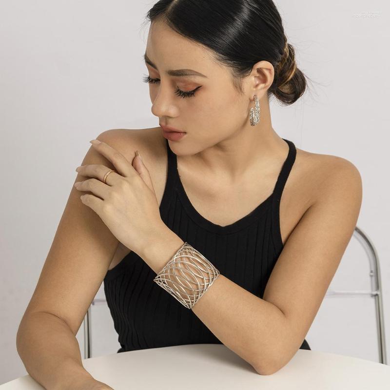 Bangle Metal Bracelet Personality Geometric Hollow Mesh Wide Opening Fashion Retro Jewelry Accessories Women Trend
Bangle Metal Bracelet Personality Geometric Hollow Mesh Wide Opening Fashion Retro Jewelry Accessories Women Trend