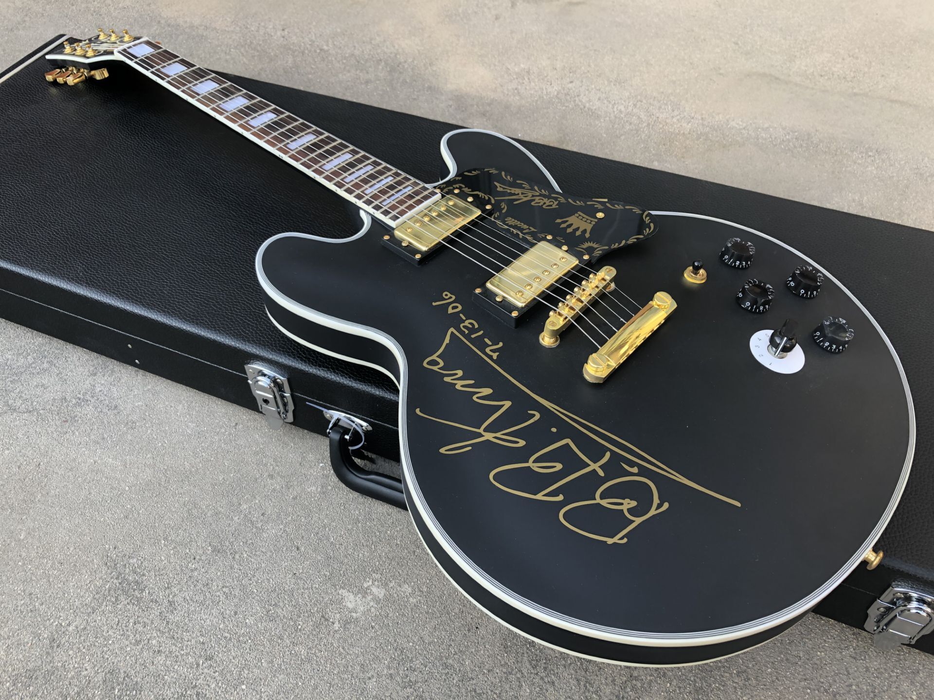 Custom 80th Anniversary BB King Lucille Satin Black Semi Hollow Jazz Electric Guitar Double Output Jacks 5 Speed Switch Gold Hardware
Custom 80th Anniversary BB King Lucille Satin Black Semi Hollow Jazz Electric Guitar Double Output Jacks 5 Speed Switch Gold Hardware