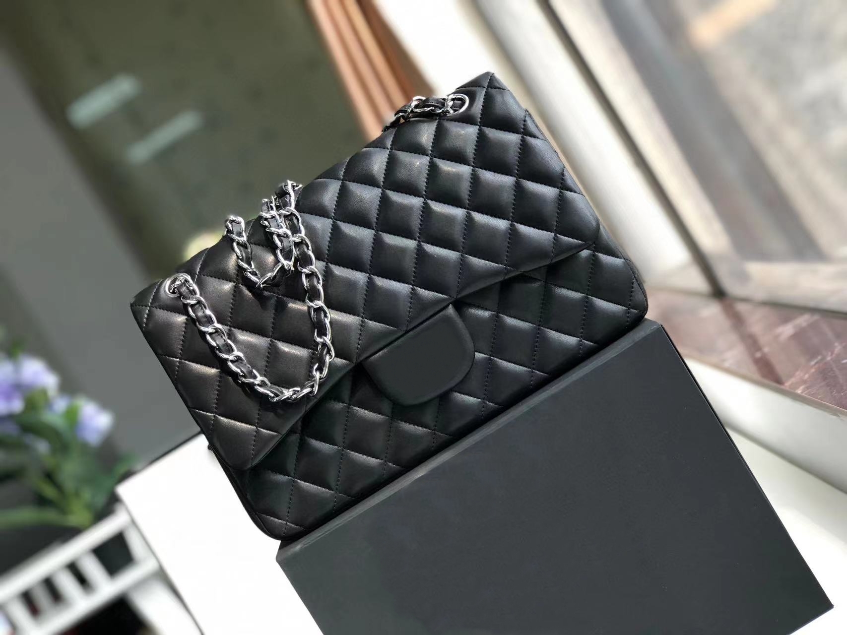 1113 Women's crossbody bag high-end quality sheepskin shoulder bag Silver hardware is very practical can be carried by hand can be a shoulder crossbody too beautiful, Black
1113 Women's crossbody bag high-end quality sheepskin shoulder bag Silver hardware is very practical can be carried by hand can be a shoulder crossbody too beautiful, Black