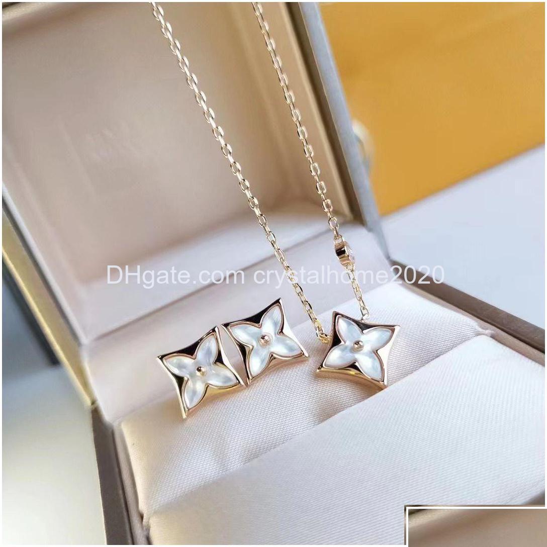 Pendant Necklaces Clover Designer Brand Luxury For Women Mother Of Pearl 4 Leaf Flower Sweet Love Choker Necklace J Dhjbp
Pendant Necklaces Clover Designer Brand Luxury For Women Mother Of Pearl 4 Leaf Flower Sweet Love Choker Necklace J Dhjbp