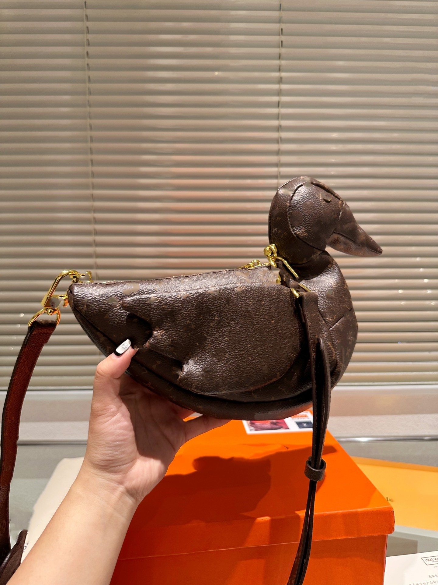 2023 New Co branded Duck Bag Unisex Network Red Same Light Luxury One Shoulder Crossbody Bag, Brown
2023 New Co branded Duck Bag Unisex Network Red Same Light Luxury One Shoulder Crossbody Bag, Brown