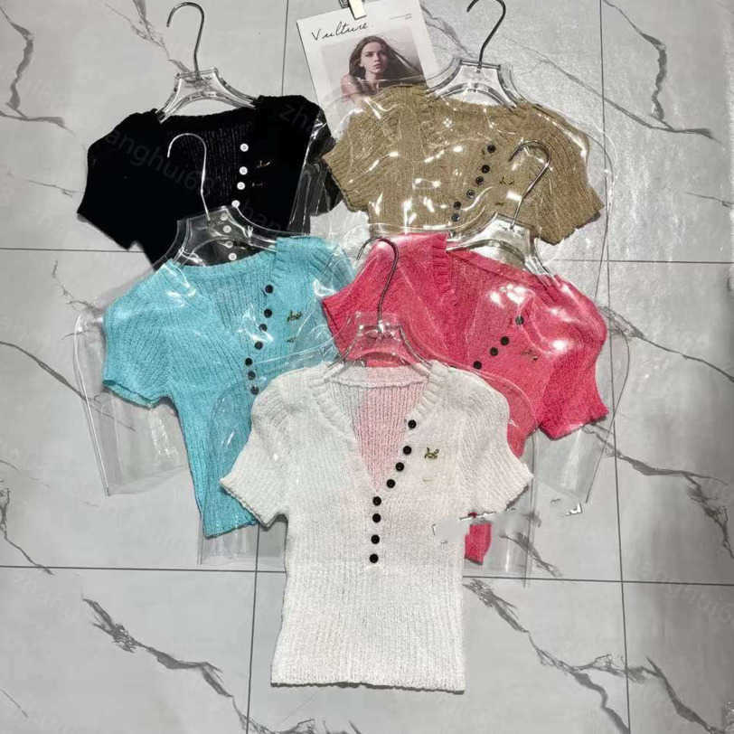 23ss womens designer clothing Womens Knits Solid color 8 button hardware logo decoration knit short-sleeved tops High quality womens clothes a1
23ss womens designer clothing Womens Knits Solid color 8 button hardware logo decoration knit short-sleeved tops High quality womens clothes a1