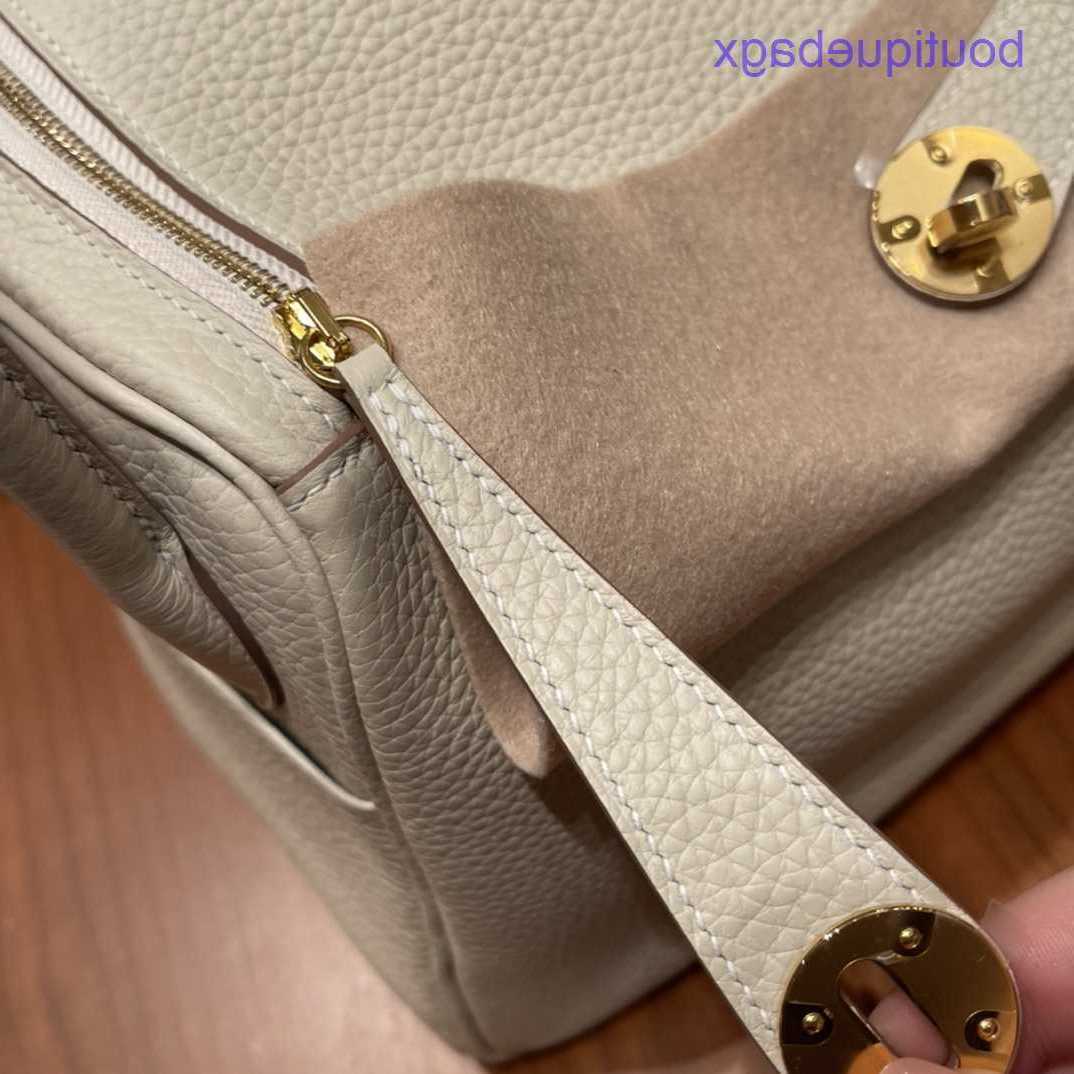 Authentic merchandise Genuine Lindi Bags H Home for sale All by hand TC leather wax thread sewing manual Baolindi bag 26 shoulder doctor milkHave Real Logo, Lipstick powder gold buckle
Authentic merchandise Genuine Lindi Bags H Home for sale All by hand TC leather wax thread sewing manual Baolindi bag 26 shoulder doctor milkHave Real Logo, Lipstick powder gold buckle