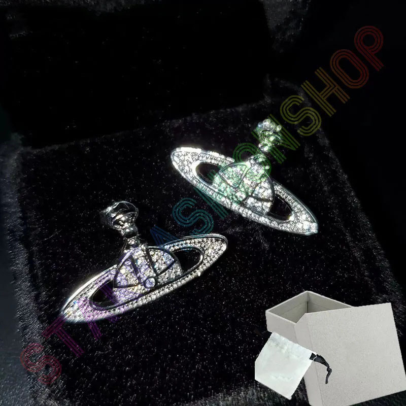 2023 Saturn Charm Luxury Classic Stud Pendant Brand Designer Geometric Celebrity Round Rhinestone Earrings Wedding Party Jewelry With Boxs123
2023 Saturn Charm Luxury Classic Stud Pendant Brand Designer Geometric Celebrity Round Rhinestone Earrings Wedding Party Jewelry With Boxs123