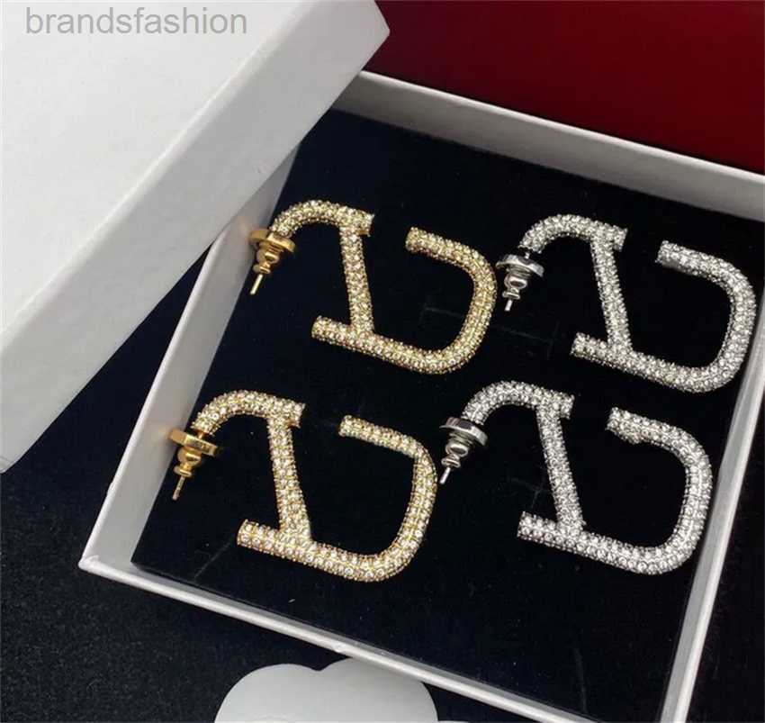 2023 Fashion Earrings Jewelry Womens Men Designer Earring Ear Studs Letter v Diamonds Luxurys Golden Fashion Silver Needle Weote With Box 68
2023 Fashion Earrings Jewelry Womens Men Designer Earring Ear Studs Letter v Diamonds Luxurys Golden Fashion Silver Needle Weote With Box 68