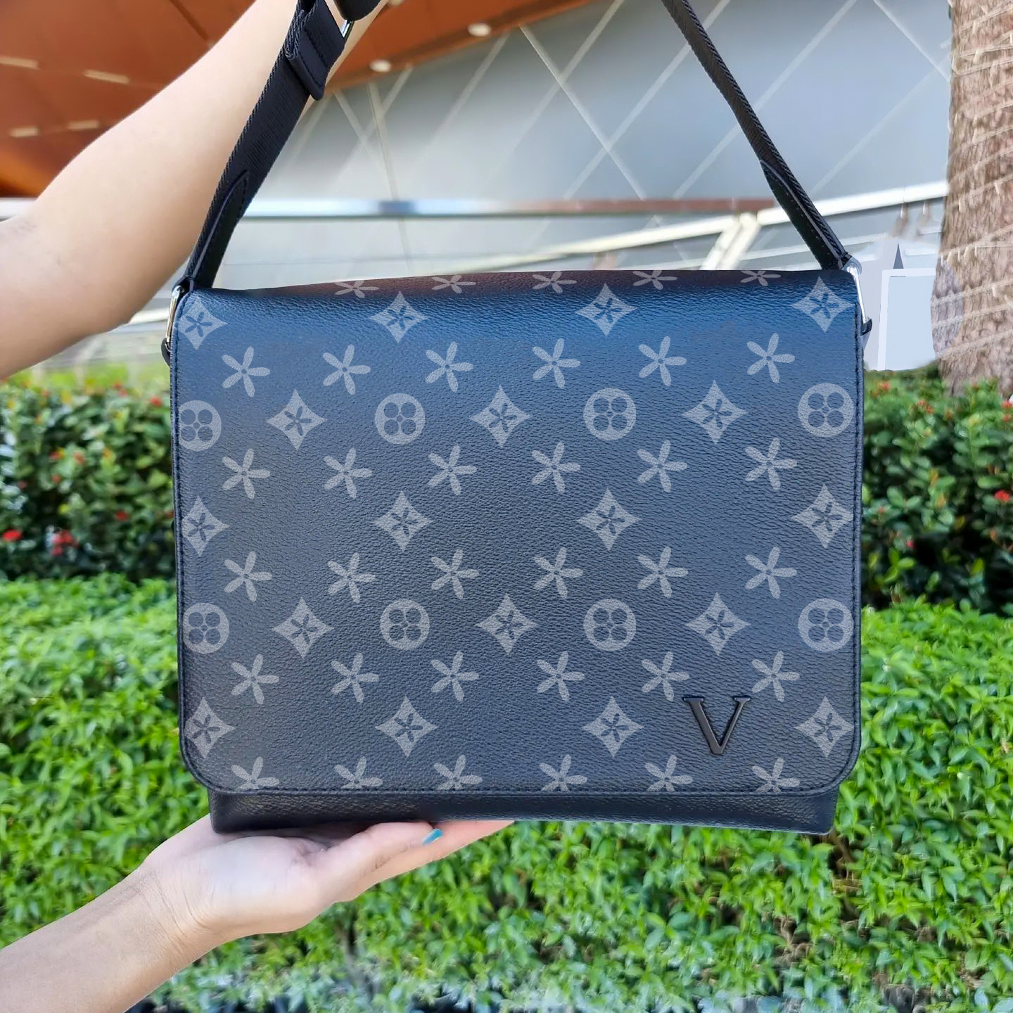 Mens N42710 Mini DISTRICT Leather Messenger tote bag Womens Top quality Embossed handbags clutch bag Mens M46255 designer Luxury square crossbodys shoulder bags, White
Mens N42710 Mini DISTRICT Leather Messenger tote bag Womens Top quality Embossed handbags clutch bag Mens M46255 designer Luxury square crossbodys shoulder bags, White