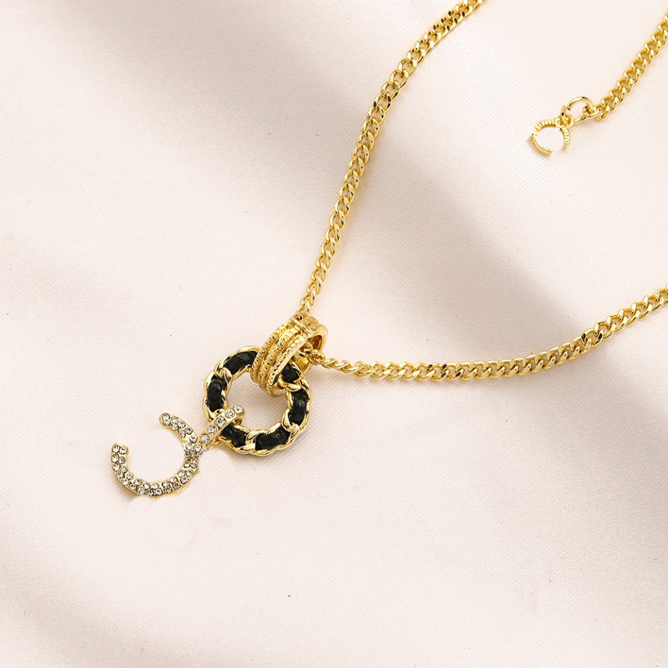 Luxury Brand Designer Pendants Necklaces Never Fading 18K Gold Plated Stainless Steel Double Letter Choker Pendant Necklace Chain Jewelry Accessories ZG1081
Luxury Brand Designer Pendants Necklaces Never Fading 18K Gold Plated Stainless Steel Double Letter Choker Pendant Necklace Chain Jewelry Accessories ZG1081