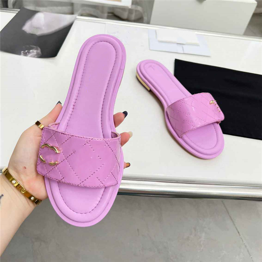 Fashion Slippers 2023 Channel Luxury Design Summer Men and Women Flat Shoes Thick Sole Leather Rubber Letter Logo Casual Cartoon Slippers 09-04
Fashion Slippers 2023 Channel Luxury Design Summer Men and Women Flat Shoes Thick Sole Leather Rubber Letter Logo Casual Cartoon Slippers 09-04
