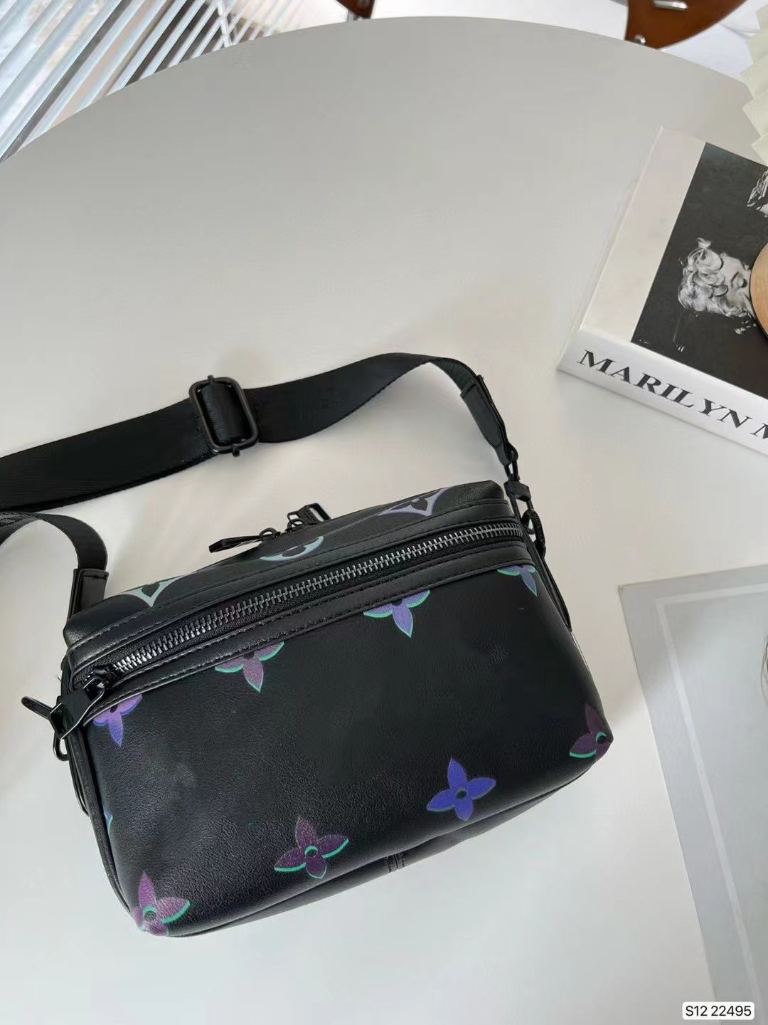 New floral leather Handbag Postman's Men's and Women's Shoulder Bag 22 High quality designer Luxury Designer Bag All-in-one Vintage Messenger Bag 22495, Clear
New floral leather Handbag Postman's Men's and Women's Shoulder Bag 22 High quality designer Luxury Designer Bag All-in-one Vintage Messenger Bag 22495, Clear