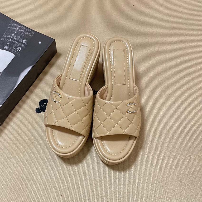 2023 Designer Sandals Women's Slippers Brand Sandals Original Diamond C-Button Collar Plaid Heel Thick Sole Slippers-2, # 1
2023 Designer Sandals Women's Slippers Brand Sandals Original Diamond C-Button Collar Plaid Heel Thick Sole Slippers-2, # 1