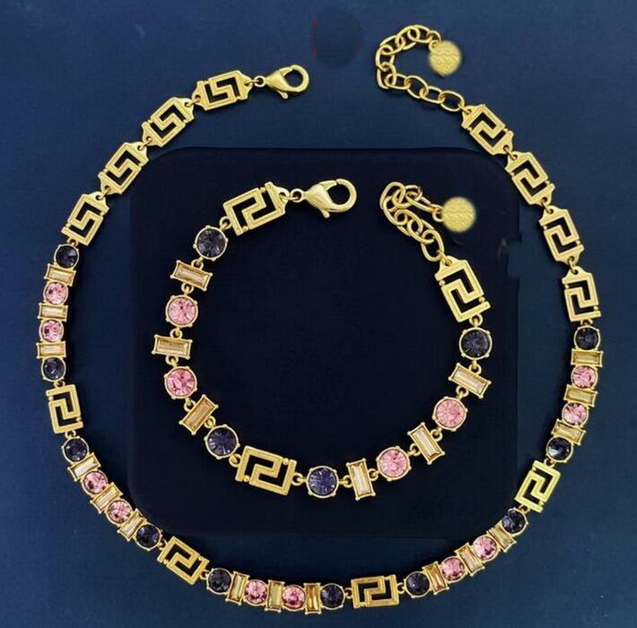 Crystal Greece Meander Pattern Split Joint Gold Necklace Bracelet Earrings Banshee Head Portrait Designer Jewelry Women's Men Lovers birthday party Gifts XMS31 --02, Without box
Crystal Greece Meander Pattern Split Joint Gold Necklace Bracelet Earrings Banshee Head Portrait Designer Jewelry Women's Men Lovers birthday party Gifts XMS31 --02, Without box