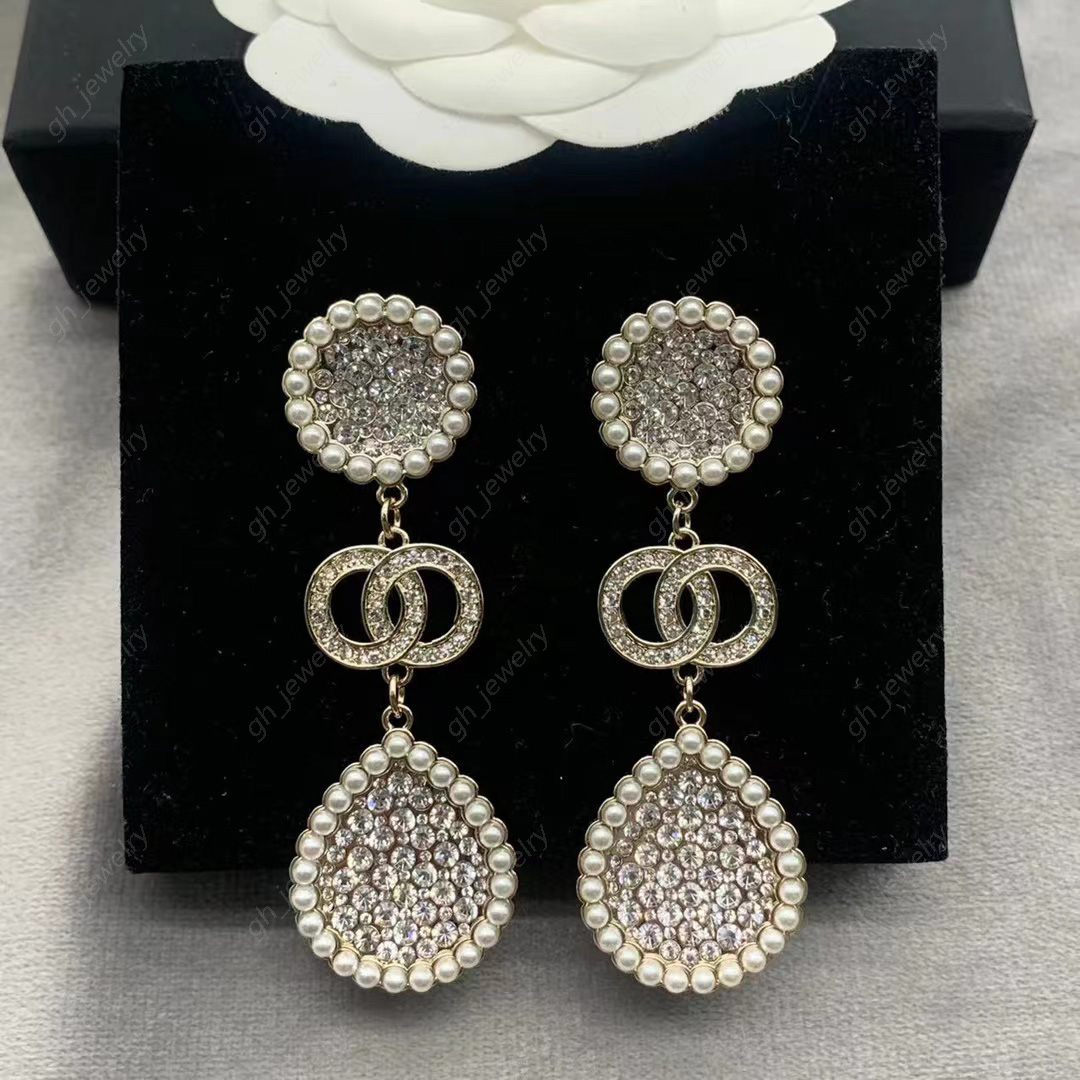 2023 New Pearl Diamond Dangle Chandelier Earrings 925 Silver Pin Fashion personality Luxury designer pendant earrings for women party engagement gift jewelry
2023 New Pearl Diamond Dangle Chandelier Earrings 925 Silver Pin Fashion personality Luxury designer pendant earrings for women party engagement gift jewelry
