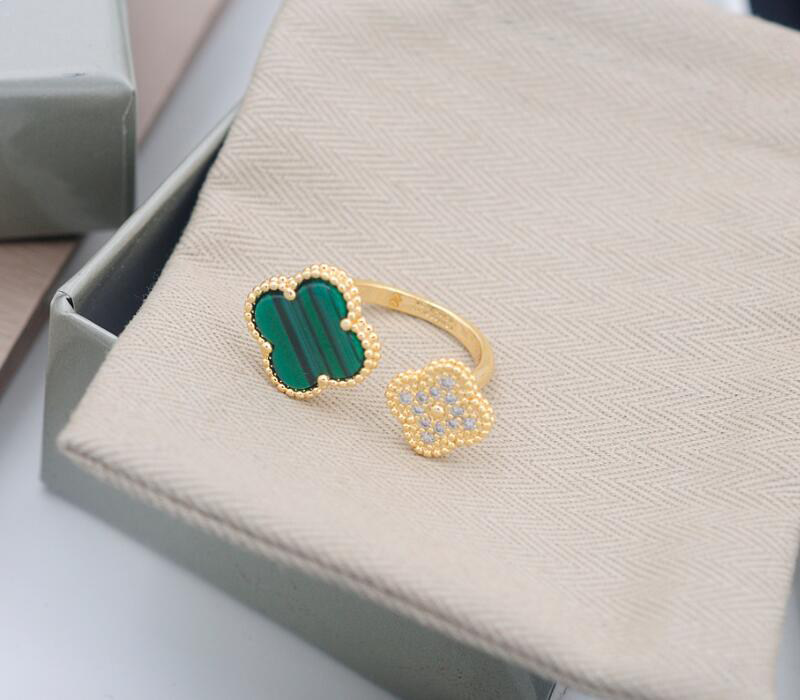 3A Rings VanCA Magic Between The Finger Vintage Ring in Gold Iconic Collection For Women With Dust Bag Box Size 6/7/8/9 Fendave
3A Rings VanCA Magic Between The Finger Vintage Ring in Gold Iconic Collection For Women With Dust Bag Box Size 6/7/8/9 Fendave