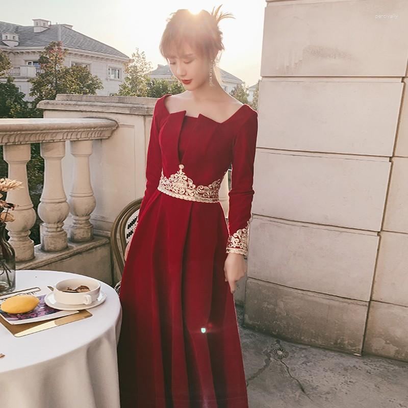 Ethnic Clothing Off Shoulder Pleated Cheongsam Maxi Burgundy Lady Dress Gown Sexy Square Collar Vintage Embroidery Floral Long Sleeve
Ethnic Clothing Off Shoulder Pleated Cheongsam Maxi Burgundy Lady Dress Gown Sexy Square Collar Vintage Embroidery Floral Long Sleeve