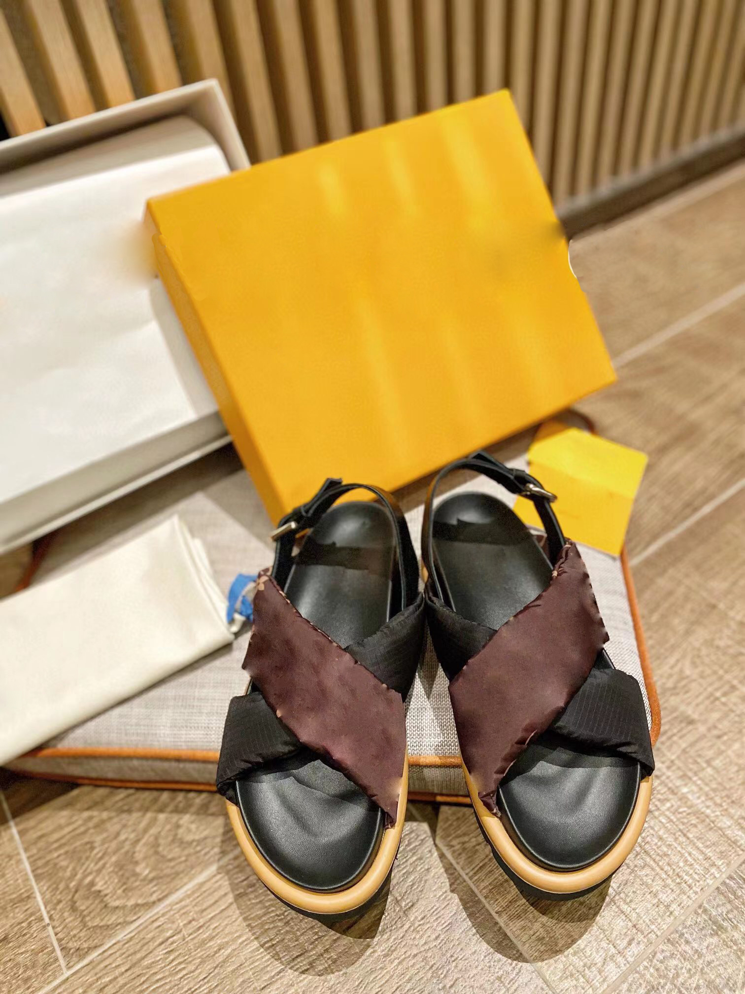High Quality women new shoes Leather designer sandals Casual Sport outdoor shoes Classic Flat Luxury Summer Lady Leather Flip Flops Top size 35-42 9 styles
High Quality women new shoes Leather designer sandals Casual Sport outdoor shoes Classic Flat Luxury Summer Lady Leather Flip Flops Top size 35-42 9 styles