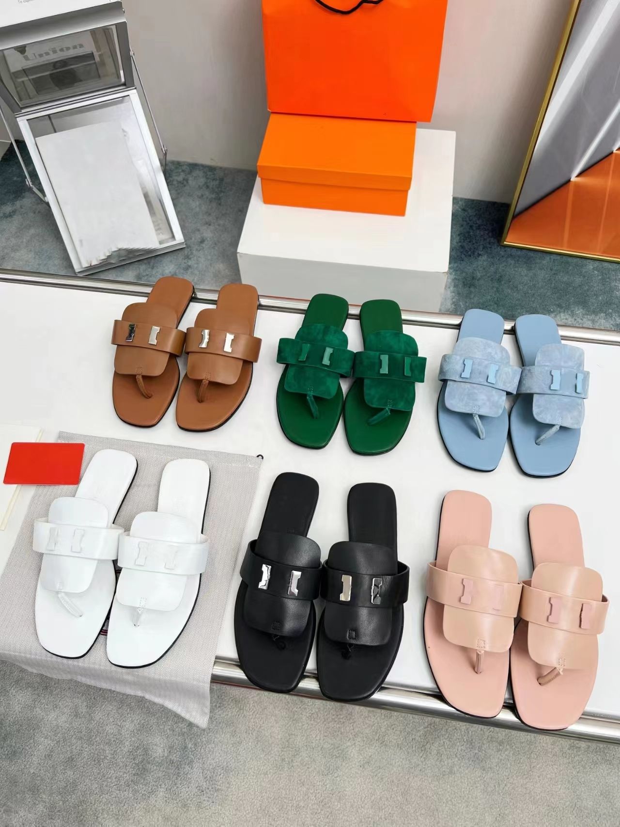 Designer Chypre slippers sandal slides Beach shoes Classic Flat Sandals Luxury Summer Lady Leather Flip Flops black sandals Top Quality Women slippers Size 35-42
Designer Chypre slippers sandal slides Beach shoes Classic Flat Sandals Luxury Summer Lady Leather Flip Flops black sandals Top Quality Women slippers Size 35-42