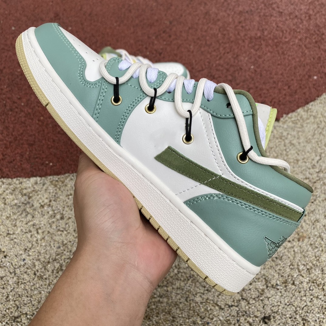 2023 Springtime Greens Form 1s Basketball Shoes Jumpman 1 Low Sail White Oil Green Men Women Lifestyle Sneakers
2023 Springtime Greens Form 1s Basketball Shoes Jumpman 1 Low Sail White Oil Green Men Women Lifestyle Sneakers