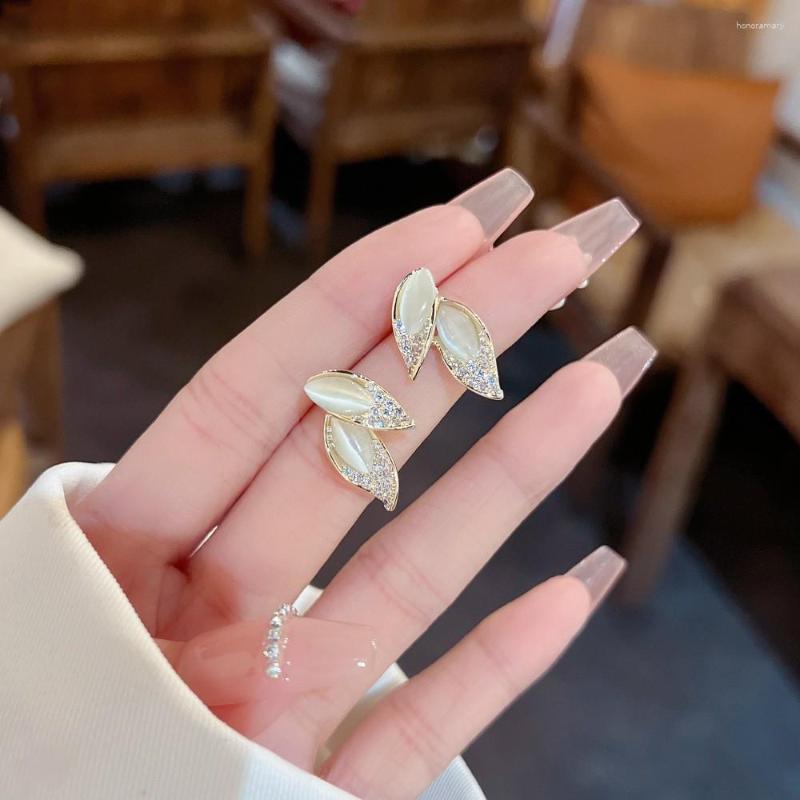 Stud Earrings 2023 Korean Fashion Micro-inlaid Zircon All-match Design High-end Exquisite Leaf Shape Women's Luxury Jewelry
Stud Earrings 2023 Korean Fashion Micro-inlaid Zircon All-match Design High-end Exquisite Leaf Shape Women's Luxury Jewelry