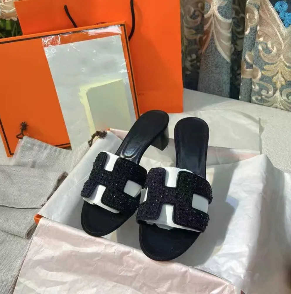 Beach slippers Classic Flat heel Summer Lazy Designer fashion Cartoon Big Head flops leather lady Slides women shoes Hotel Bath Ladies sexy Sandals New style
Beach slippers Classic Flat heel Summer Lazy Designer fashion Cartoon Big Head flops leather lady Slides women shoes Hotel Bath Ladies sexy Sandals New style