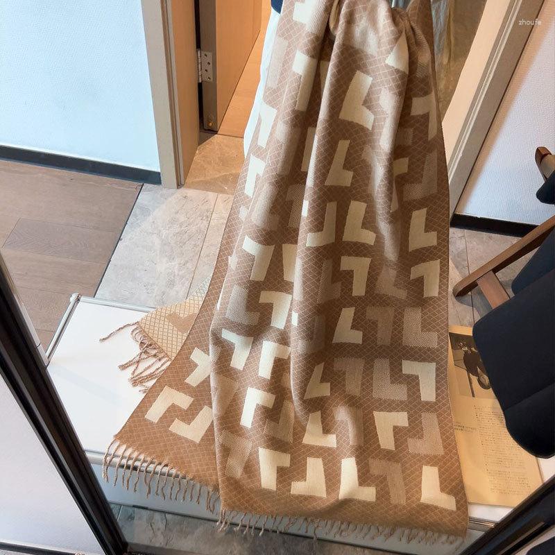 Scarves 2023 Winter Luxury Design Imitated Cahsmere Scarf Women Outdoor Keep Warm 185 65cm Soft Large Size Shawl Letter Print
Scarves 2023 Winter Luxury Design Imitated Cahsmere Scarf Women Outdoor Keep Warm 185 65cm Soft Large Size Shawl Letter Print