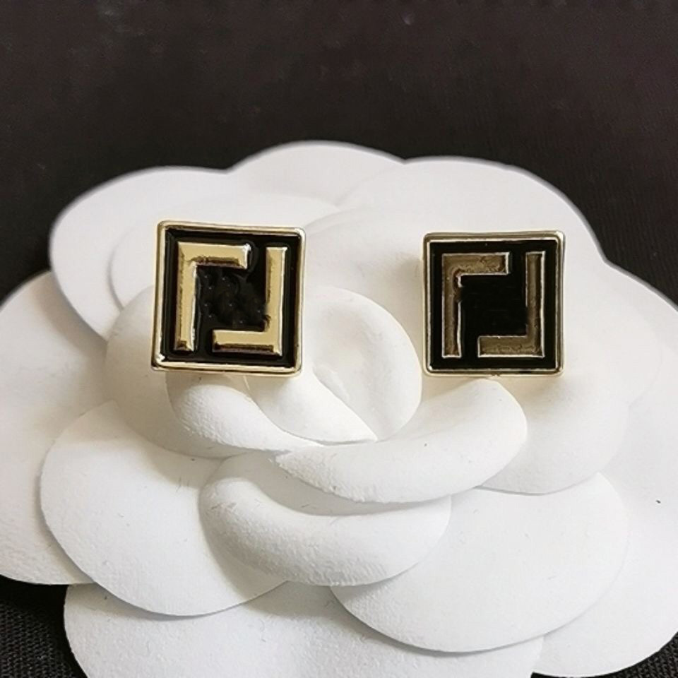 18K Gold Plated Luxury Brand Designers Letter Steel Seal Stud Earrings Geometric Famous Women Brass Material Earring Wedding Christmas Gift Jewerlry Wholesale
18K Gold Plated Luxury Brand Designers Letter Steel Seal Stud Earrings Geometric Famous Women Brass Material Earring Wedding Christmas Gift Jewerlry Wholesale