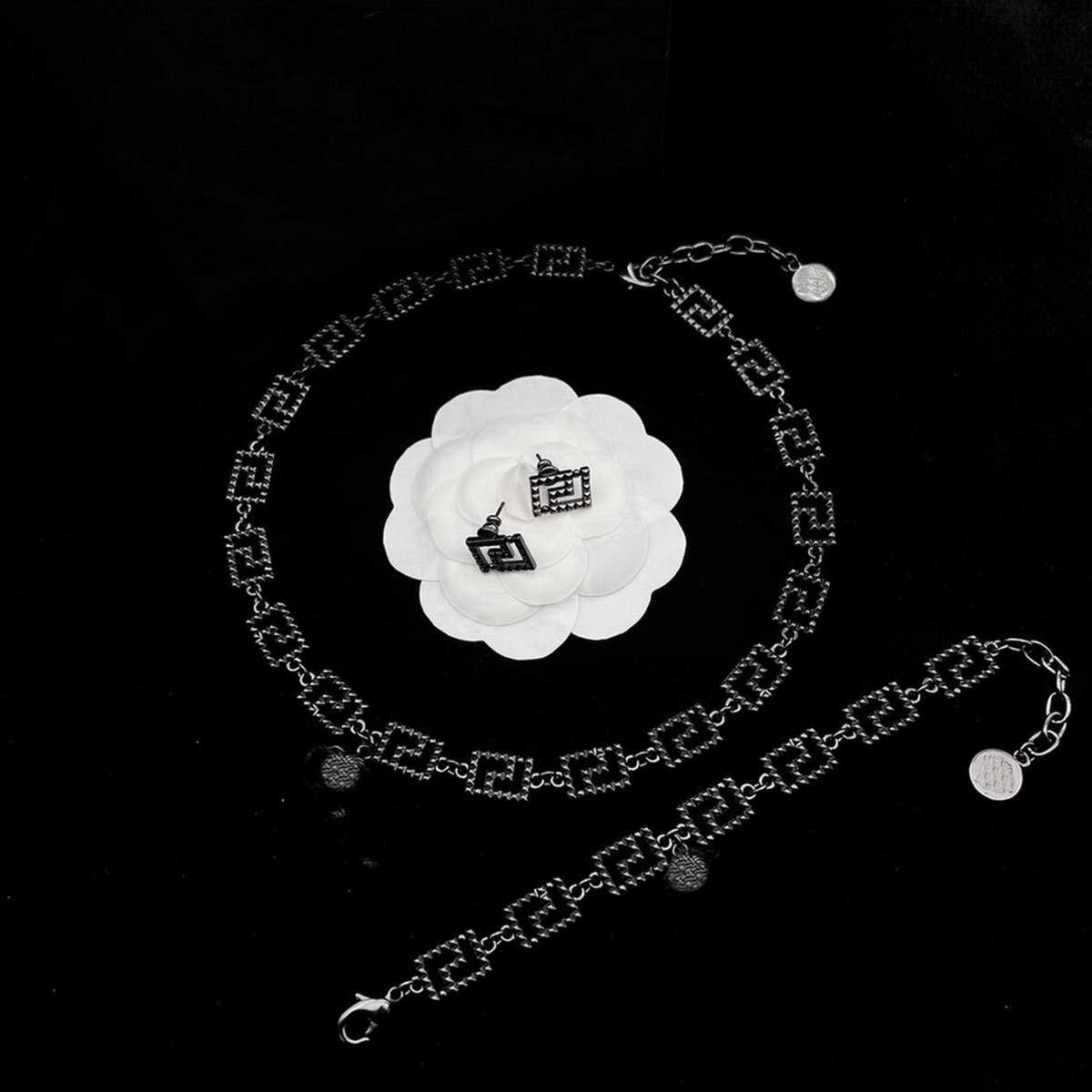 Black Greece Meander Pattern Split Joint Gold Necklace Bracelet Earrings Banshee Head Portrait Designer Jewelry Women's Men Lovers birthday party Gifts XMS31 --03, Without box
Black Greece Meander Pattern Split Joint Gold Necklace Bracelet Earrings Banshee Head Portrait Designer Jewelry Women's Men Lovers birthday party Gifts XMS31 --03, Without box